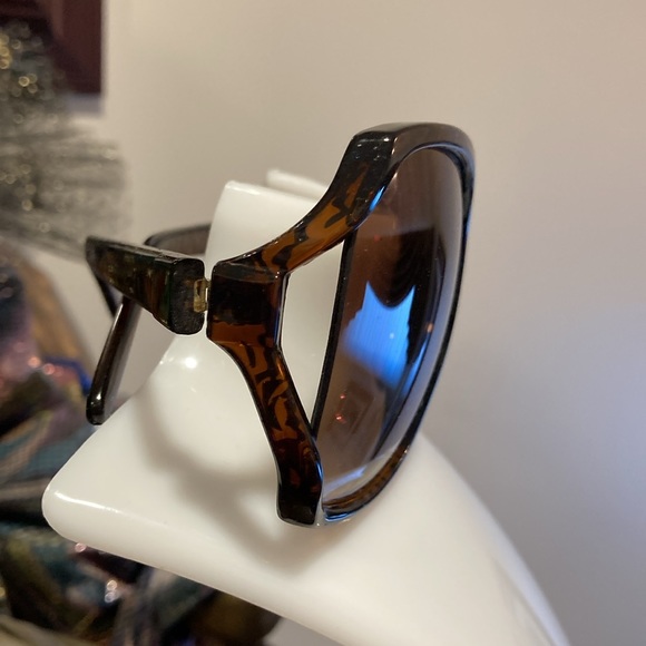 Tortoise Shell Tinted Plastic Sunglasses - Picture 2 of 11